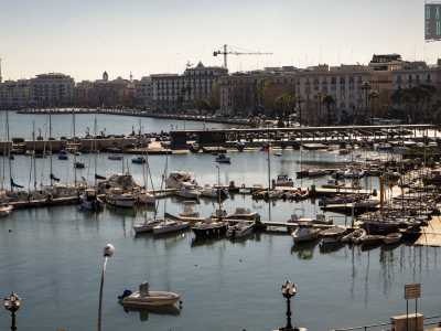 Ma non solo: in questo punto � possibile ammirare il capoluogo pugliese in tutta la sua bellezza, fatta di edifici storici e palazzi in stile liberty che si uniscono in un solo abbraccio con l�Adriatico